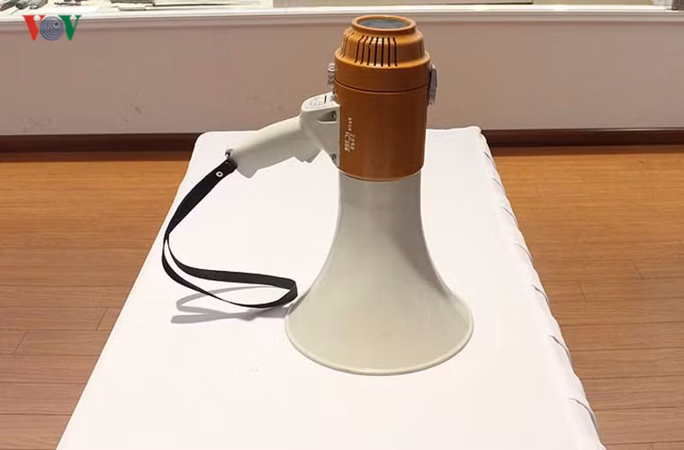 Chúng dự kiến, sau khi gây nổ, tình hình “Sài Gòn” sẽ trở nên hỗn loạn, tạo thời cơ cho chúng lôi kéo nhân dân xuống đường biểu tình, đòi lật đổ chế độ. Trong ảnh là loa pin của tổ chức “Liên đảng Cách mạng Việt Nam”. Nguồn ảnh: VOV.