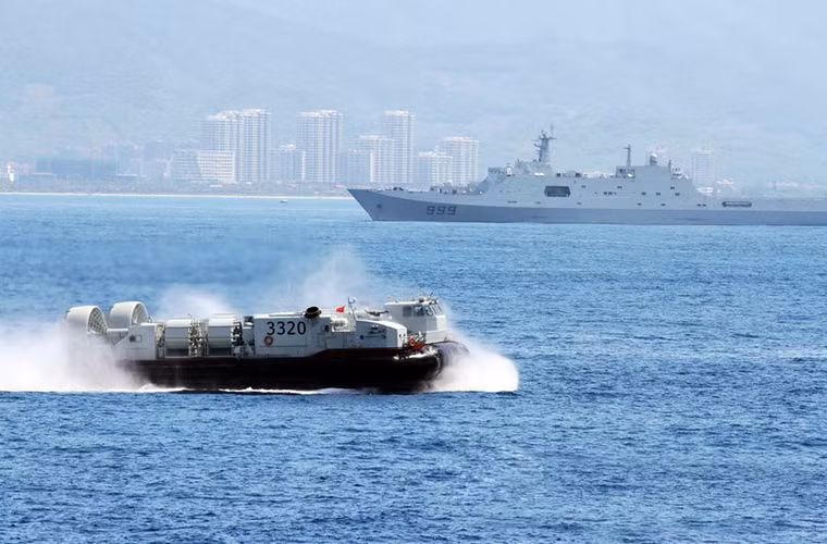 Một trong những cải tiến lớn của Type 726A chính là việc nó không còn sử dụng hệ thống động cơ tuabin khí UGT-6000 do Ukraine chế tạo, thay vào đó là động cơ tuabin khí QC-70 do Tổng công ty hàng không vũ trụ Trung Quốc AVIC chế tạo. QC-70 có độ ồn khi hoạt động thấp hơn và có độ tin cậy cao hơn hẳn mẫu động cơ cũ của Ukraine. Nguồn ảnh: blogspot.com