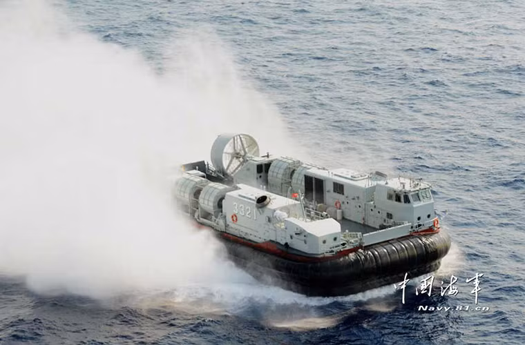 Trang tin quân sự Navy Recognition dẫn nguồn tin từ một báo cáo của East Pendulum cho hay, Hải quân Trung Quốc đang trong quá trình đưa vào sản xuất hàng loạt mẫu tàu đổ bộ khí đệm Type 726A LCAC tại nhà máy đóng tàu Giang Nam Trường Hưng ở Thượng Hải. Đi kèm với báo cáo này là ảnh chụp vệ tinh tại nhà máy đóng tàu trên vào cuối năm ngoái. Nguồn ảnh: Sino Defence.