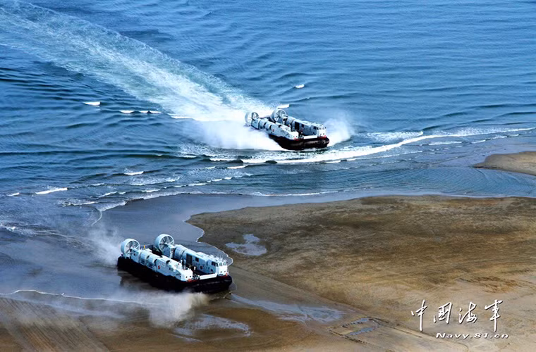 Type 726A được xem là biến thể mới nhất của dòng tàu đổ bộ khí đệm Type 726 do Trung Quốc tự thiết kế và đóng mới, thậm chí nó còn được so sánh với mẫu tàu Landing Craft Air Cushion (LCAC) của Hải quân Mỹ. Tuy nhiên trong giai đoạn phát triển ban đầu của mình Type 726 không được đánh giá và thường xuyên gặp các vấn đề kỹ thuật trước khi được phép tái sản xuất lại trong thời gian gần đây. Nguồn ảnh: Navy.81.cn