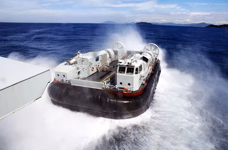 Dù được phát triển từ năm 1989, nhưng cho đến nay Trung Quốc chỉ có trong biên chế khoảng 4 chiếc Type 726 gồm 3319, 3320, 3321 và 3332. Mặt khác thiết kế của những chiếc Type 726 này cũng khác nhau do đang trong quá trình thử nghiệm. Nguồn ảnh: Sino Defence