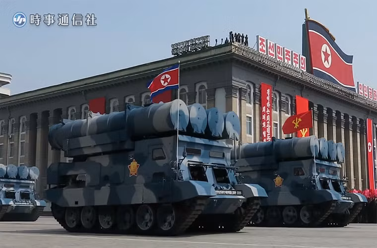 Triều Tiên đã có bước tiến mới trong việc xây dựng riêng cho mình một hệ thống tên lửa phòng thủ bờ biển tiên tiến nhằm thay thế cho các tên lửa đối hạm P-15 Termit cải tiến đã lỗi thời. Trong ảnh tổ hợp tên lửa bờ biển mới của Triều Tiên tham gia duyệt binh tại Bình Nhưỡng vào hôm 15/4. Nguồn ảnh: Jiji Press.