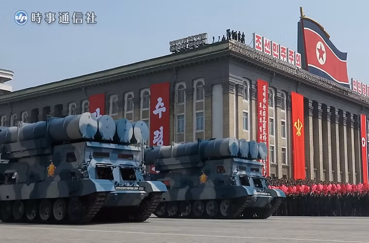 Dù lép vế trước dàn tên lửa đạn đạo chiến lược (ICBM) đàn anh trong lễ duyệt binh kỷ niệm 105 ngày sinh Lãnh tụ Kim Nhật Thành, thì tổ hợp tên lửa bờ biển nội địa của Triều Tiên vẫn dành được sự chú ý đặc biệt từ giới quan sát. Nhất là khi nó sẽ trở thành vũ khí bảo vệ bờ biển của Bình Nhưỡng trước mọi sự xâm nhập từ Hải quân Mỹ và Hàn Quốc nếu như xung đột nổ ra. Nguồn ảnh: Jiji Press.