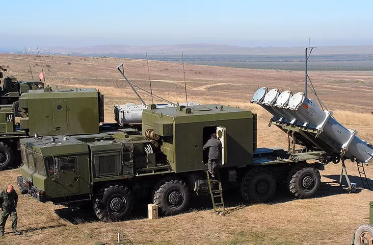 Với thiết kế như trên ta có thể thấy tổ hợp tên lửa phòng vệ bờ biển của Triều Tiên có thiết kế khá giống tổ hợp tên lửa phòng vệ bờ biển Bal-E của Nga. Và điểm khác nhau duy nhất giữa chúng chính là hệ thống khung gầm cơ sở. Trong ảnh là một tổ hợp tên lửa phòng vệ bờ biển Bal-E của Hải quân Nga. Nguồn ảnh: Defence Blog.