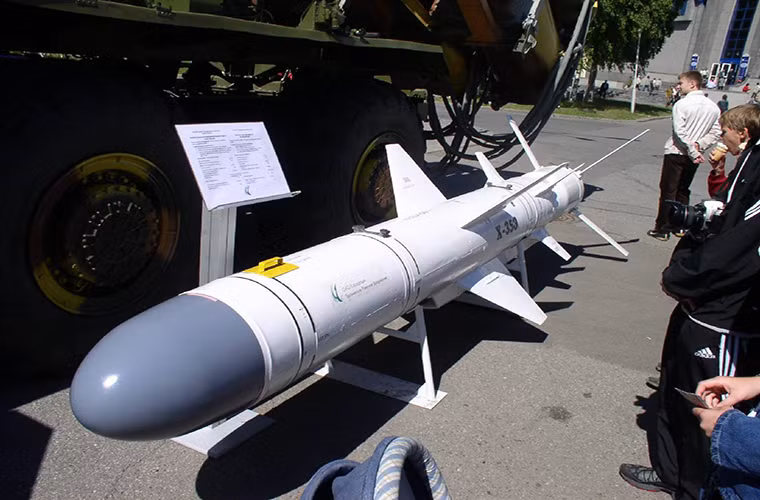 Nhận định này hoàn toàn có cơ sở, khi hiện tại Triều Tiên đã có trong tay công nghệ chế tạo tên lửa đối hạm Kh-35U của Nga hay còn được Bình Nhưỡng gọi là KN-09. Trong khi đó nền tảng vũ khí chính trên Bal-E chính là các tên lửa Kh-35 (tùy thuộc vào từng biến thể), và sẽ không quá khó để Triều Tiên chuyển đối biến thể Kh-35U từ hạm đối hạm sang đất đối hạm. Nguồn ảnh: Chosun News.