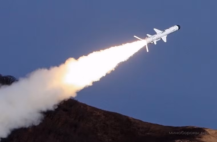 Các tên lửa Kh-35 mang đầu đạn nổ mạnh nặng 145kg được đánh giá là đủ sức nhấn chìm tàu chiến cỡ 5.000 tấn, tầm bắn đến 120km, tốc độ bay cận âm Mach 0,8, độ cao trong hành trình bay 10-15m, ở pha cuối tiếp cận mục tiêu chỉ còn 4m. Nguồn ảnh: Bộ Quốc phòng Nga.