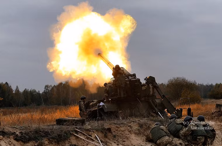 Trong khi đó biến thể 2S7 mà Nga đang triển khai tại Ingushetia lại là 2S7M đi kèm với nó là tổ hợp điều khiển hỏa lực pháo binh 1V12M với hệ thống thám trắc địa hình dựa trên hệ thống định vị toàn cầu GLONASS cải thiện đáng kể độ chính khi bắn của 2S7M. Trong ảnh là một tổ hợp pháo 2S7 của Quân đội Ukraine. Nguồn ảnh: rusjev.net