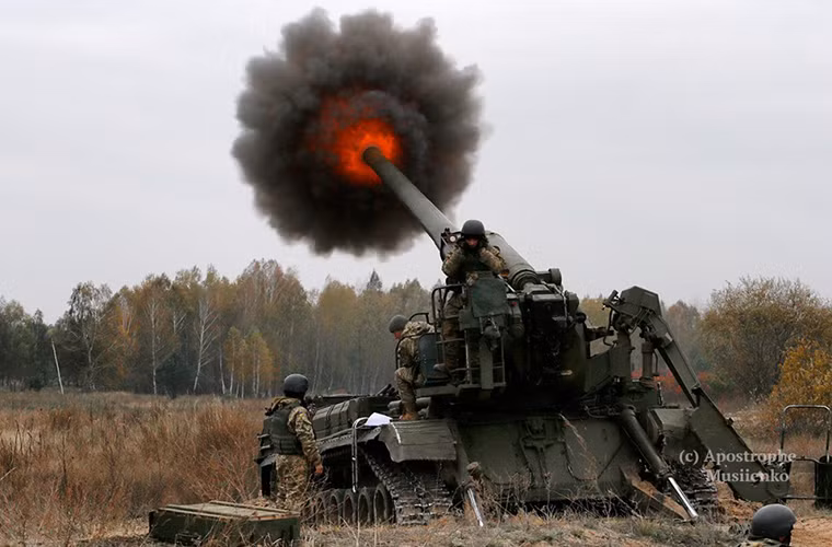 Với pháo chính 203mm 2A44, pháo tự hành 2S7 có tầm bắn tối đa có thể lên đến hơn 47km với đạn tăng tầm và tầm bắn trung bình là hơn 20km. Tốc độ bắn của nó là từ 1-2 phát/phút nhờ vào việc nó được trang bị cần nạp đạn tự động và mỗi viên đạn của 2S7 nặng tới hơn 100kg. Nguồn ảnh: rusjev.net