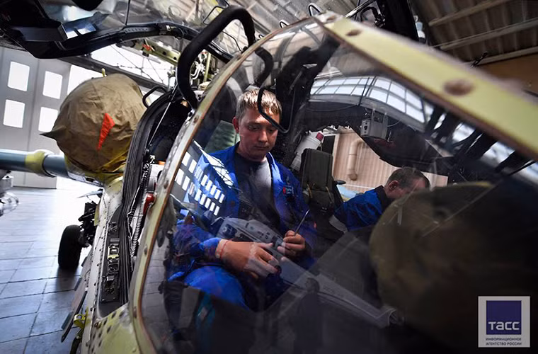 Đây là cơ hội tốt cho bất kỳ quốc gia nào đang muốn sở hữu Ka-52 khi dây chuyền sản xuất của nó vốn đang hoạt động hết công suất. Điều này ít nhiều sẽ giúp giảm đáng kể giá thành của chiếc trực thăng này, mặt khác khách hàng cũng có thể lựa chọn nhiều loại cấu hình khác nhau bởi Ka-52 vẫn đang trong quá trình được hoàn thiện. Nguồn ảnh: Made in Russia.