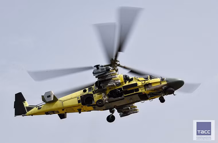 "Trái tim" của Ka-52 là hai động cơ turbo trục Klimov TV3-117VK công suất 1.863 kW cho phép nó đạt tốc độ 270km/h, trần bay 5.500m và tầm hoạt động lên tới 545km. Nguồn ảnh: Made in Russia.