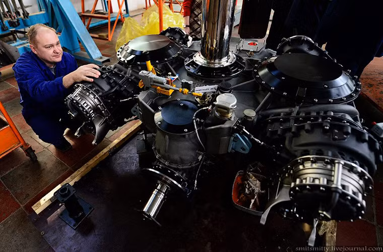 Dù có giá không hề rẻ từ 20-30 triệu USD cho mỗi chiếc nhưng nhìn chung Ka-52 vẫn khiến người mua cảm thấy dễ chịu hơn so với các dòng trực thăng tấn công của Mỹ hay Châu Âu. Bản thân nó cũng có thể được tùy biến tùy thuộc vào nhu cầu của khách hàng và quan trọng nhất là không bị giới hạn bởi các tiêu chuẩn quân sự chung nào đó. Nguồn ảnh: Made in Russia.