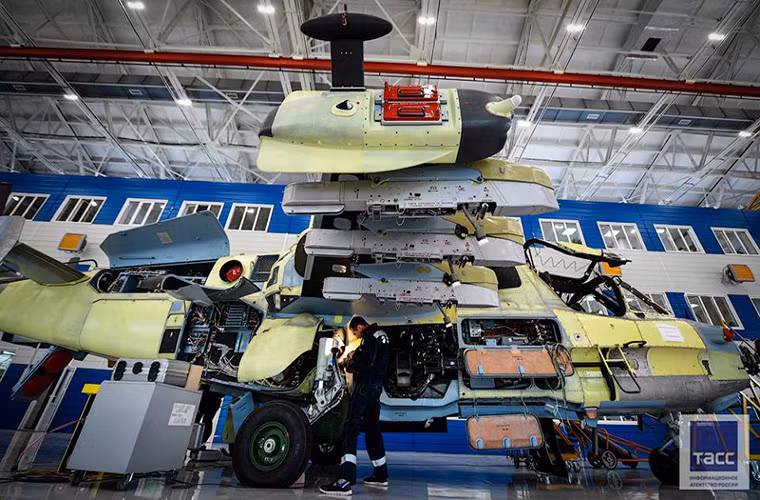 Sự hấp dẫn của Ka-52 càng trở nên lớn hơn với sự xuất hiện của Ka-52K biến thể dành riêng cho hải quân. Biến thể này giúp Ka-52 trở thành mẫu trực thăng tấn công hoàn hảo có khả năng tác chiến trên mọi loại chiến trường và mọi loại mục tiêu, khi nó vừa có thể tấn công mặt đất, tham gia không chiến và cho đến cả chống hạm. Nguồn ảnh: Made in Russia.