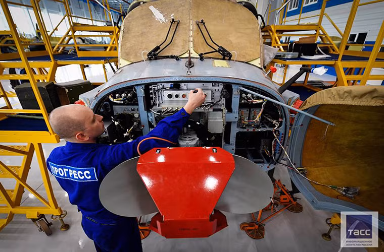 Cận cảnh hệ thống radar điều khiển hỏa lực "Crossbow" RN01 trên Ka-52, còn đối với biến thể Ka-52K nó được trang bị hệ thống radar điều khiển hỏa lực tiên tiến Beetle-AE có tầm hoạt động lên đến 300km, hổ trợ triển khai cả tên lửa chống hạm. Nguồn ảnh: Made in Russia.