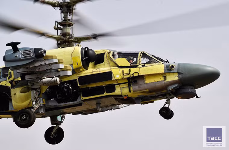Trong ảnh là một chiếc Ka-52K biến thể dành cho xuất khẩu do nhà máy Progress Aresenyev chế tạo đang trong quá trình bay thử nghiệm, ta có thể thấy một quả bom OFAB-250 được gắn lên trên giá treo vũ khí của Ka-52K để thử tải trong suốt chuyến bay. Nguồn ảnh: Made in Russia.