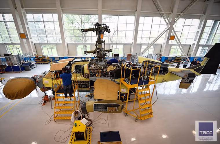 Với thiết kế sử dụng cánh quạt nâng đồng trục, biến thể Ka-52K hoàn toàn có lợi thế khi tác chiến trên biển tương tự như các dòng trực thăng của Kamov trước đó, kết hợp với đó là khả năng cơ động tuyệt đối. Bản thân kích thước của Ka-52 hay Ka-52K cũng nhỏ gọn hơn các dòng trực thăng tấn công trên thế giới hiện tại. Nguồn ảnh: Made in Russia.