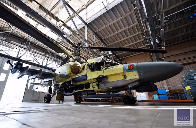 Những chiếc Ka-52 đầu tiên được Không quân Nga đưa vào trang bị từ năm 2011, và theo kế hoạch từ đây cho đến năm 2020 Nga sẽ hoàn tất việc đưa vào trang bị khoảng 140 chiếc trực thăng loại này. Trong số đó chưa bao gồm số Ka-52K sẽ được trang bị cho Hải quân Nga. Nguồn ảnh: Made in Russia.