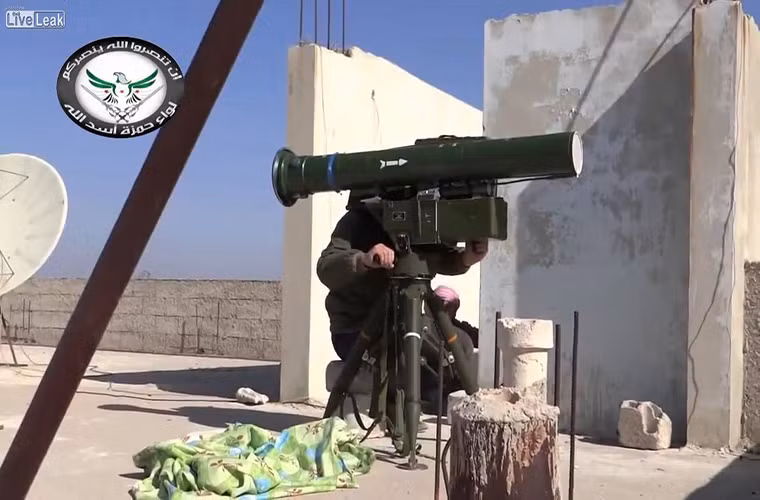 Có một thực tế là trước khi Chiến tranh Iraq 2014 hay Nội chiến Syria xảy ra rất ít người biết về tổ hợp tên lửa chống tăng HJ-8. Tuy nhiên chỉ sau vài năm tên tuổi dòng tên lửa dẫn đường này của Trung Quốc đang trở nên nổi tiếng hơn bao giờ hết. Sẽ không có gì đáng nói nếu như HJ-8 được quân đội chính phủ các nước trên sử dụng nhưng trái lại nó lại nằm trong tay quân nổi dậy, các nhóm khủng bố cực đoan hay thậm chí là cả phiến quân IS. Nguồn ảnh: YouTube