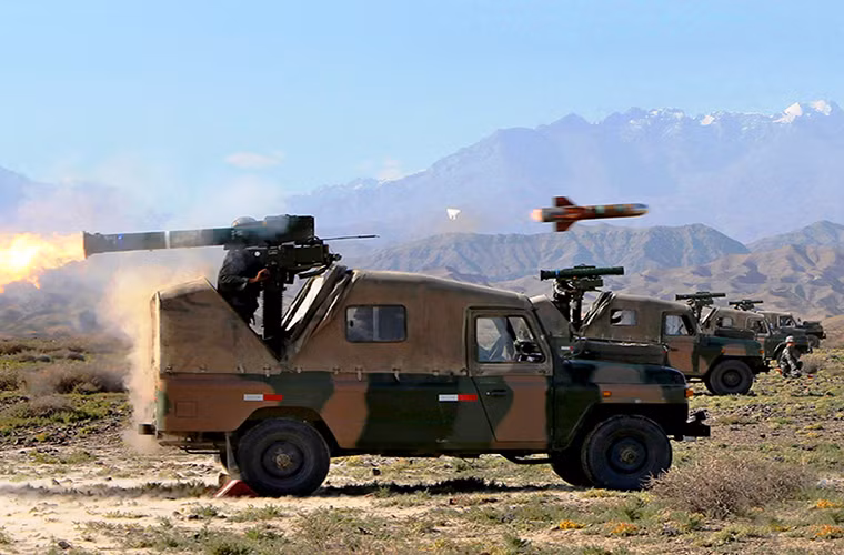 Tuy nhiên khi HJ-8 được giới thiệu nó vẫn bị đánh giá là một sản phẩm lai tạp khi được cho là sự kết hợp của quá nhiều dòng tên lửa chống tăng trên thế giới khi đó như TOW của Mỹ, Milan của Châu Âu và có một chút gì đó từ AT-3 Sagger của Liên Xô. Nhưng điều này cũng không ngăn được Trung Quốc đưa vào trang bị HJ-8 và nó vẫn tiếp tục phục vụ cho tới tận ngày nay. Nguồn ảnh: Pinterest