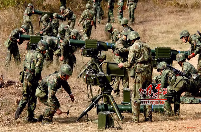 Điển hình như các biến thể HJ-8C/D/E đều có thể vô hiệu quả mọi loại xe tăng kể cả khi nó được trang bị giáp phản ứng nổ ERA, có tầm bắn lên đến 4.000m và có thể xuyên phá giáp dày tới 1.000mm. Do đó những chiếc xe tăng lạc hậu như T-55, T-62 hay T-72 của Quân đội chính phủ Syria hay Iraq không phải là mục tiêu quá khó đối với HJ-8. Nguồn ảnh: huanqiu.com