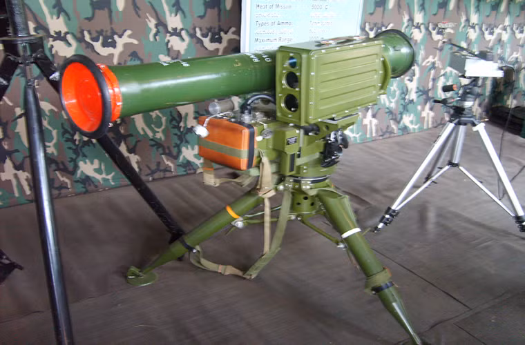 Thiết kế tổng thể của HJ-8 sau gần hơn 30 năm phục vụ vẫn không có nhiều sự thay đổi với cụm thành phần chiến đấu gồm ống phóng mang theo đạn tên lửa chống tăng, chân giá đỡ (tương tự như TOW) và cụm khí tài ngắm và dẫn đường quang học. Tổng trọng lượng của dòng tên lửa chống tăng này là 25kg và cần tới kíp chiến đấu ít nhất 2 người để vận hành. Nguồn ảnh: Wikimedia