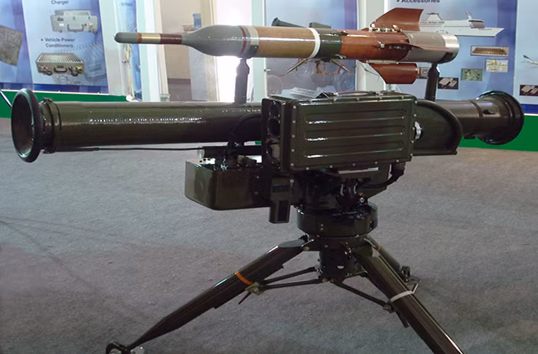 Trở lại những năm 1970 thời điểm Quân đội Trung Quốc bắt đầu phát triển một dòng tên lửa chống tăng dẫn đường thế hệ mới thay thế cho mẫu HJ-73 (biến thể sao chép AT-3 Sagger của Liên Xô),. Tuy nhiên kế hoạch trên diễn ra không mấy suôn sẻ do mối quan hệ giữa Bắc Kinh và Moscow trở nên xấu đi, khi hầu hết công nghệ quốc phòng Trung Quốc có được vào thời kỳ này đều đến từ Liên Xô. Nguồn ảnh: Wikiwand