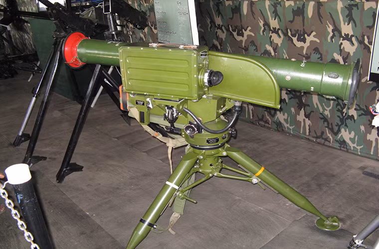 Về cụm khí tài ngắm và dẫn bắn, HJ-8 ban đầu sử dụng công nghệ dẫn đường bán chủ động SACLOS dẫn bằng sợi quang sau đó là với hệ thống dẫn đường bằng laser. Bên cạnh đó HJ-8 cải tiến cũng được trang bị hệ thống điều khiển hỏa lực tích hợp sẵn bên trong khí tài ngắm hổ trợ tác chiến bất kể ngày đêm và trong mọi điều kiện thời tiết. Nguồn ảnh: Wikimedia