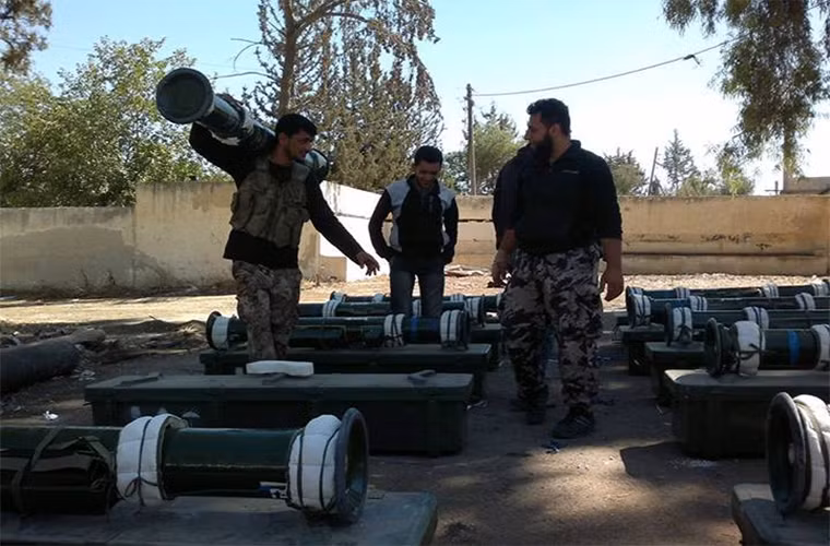 Quay lại chiến trường Trung Đông, hầu hết số HJ-8 có mặt tại Syria hay Iraq đều có nguồn gốc từ bên ngoài khi quân đội các nước này hầu như không sở hữu hay mua sắm dòng tên lửa chống tăng này của Trung Quốc. Điều đáng nói ở đây là HJ-8 tỏ ra không hề thua kém bất cứ mẫu tên lửa chống tăng đang tham chiến tại Trung Đông thậm chí còn đáng sợ hơn. Nguồn ảnh: Syrian War Blog