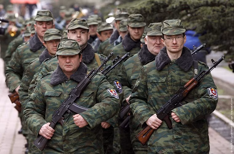 Hình ảnh AK-74 trong lực lượng dân quân miền Đông Ukraine, trong đó biến thể AK-74M màu đen bên tay trái được phát triển từ giữa những năm 1980 cho đến đầu năm 1990. Còn bên tay phải là biến thể AK-74 tiêu chuẩn được phát triển từ cuối những năm 1970 cho đến đầu năm 1980. Nguồn ảnh: AR15.com.