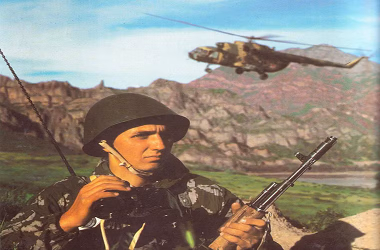 Khả năng của AK-74 nhanh chóng được thể hiện thông qua Chiến tranh Afghanistan trong năm 1979, khi nó song hành cùng AKM bên cạnh những người lính Liên Xô tại quốc gia Trung Á này. Việc được thử lửa sớm ở Afghanistan cũng góp phần giúp các thiết kế sư Liên Xô hoàn thiện AK-74 hơn nữa bằng các biến thể cải tiến sau đó mà điển hình là AK-74M. Nguồn ảnh: Pinterest