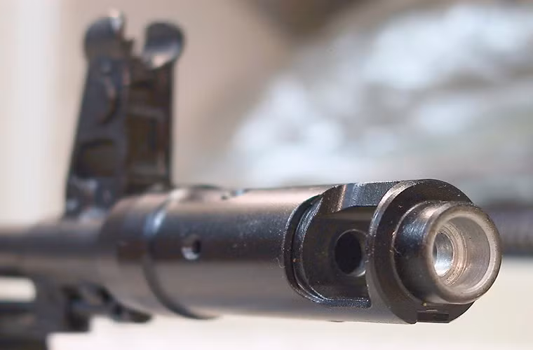 Series AK-74 trong đó có AK-74M là dòng súng trường tấn công đầu tiên của Nga sử dụng cỡ đạn tiêu chuẩn 5.45×39 mm, nó được kỳ vọng sẽ giúp cải thiện các vấn đề vốn là nhược điểm của AK-47 trước đó. Dù vậy mẫu đạn tiêu chuẩn này cũng chưa thực sự hoàn hảo. Trong ảnh là loa che lửa đầu nòng đặc trưng trên AK-74 và các biến thể của nó, chi tiết này giúp súng giảm bớt độ giật ở đầu nòng cũng như tăng độ chụm đạn tốt hơn khi bắn. Nguồn ảnh: k-var.com.