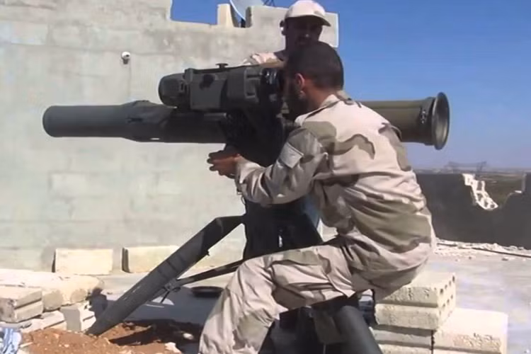 TOW có nhiều biến thể được trang bị đầu đạn nặng từ 3,9 tới 6,1kg thuốc nổ công phá mạnh, đủ sức để phá hủy những chiếc xe tăng hạng nặng.