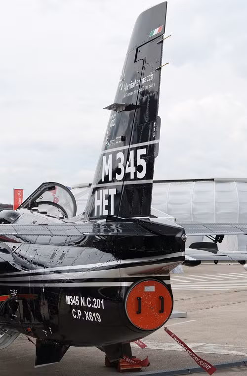 Cận cảnh cánh đuôi và ống xả động cơ của nguyên mẫu M-345 HET được Alenia Aermacchi giới thiệu tại triển lãm hàng không Paris Air Show 2013. Nguồn ảnh: Wikimedia.