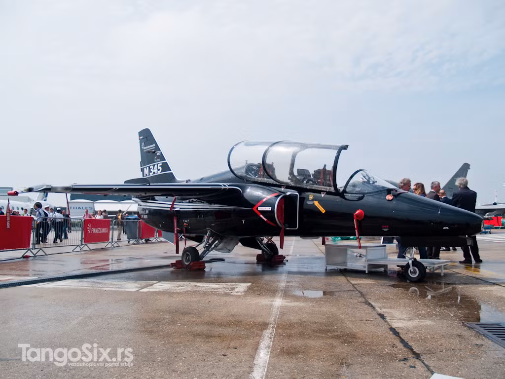 Được xem là dòng máy bay cạnh tranh với Yak-130 của Nga trên thị trường quốc tế nhưng M-345 HET lại không dành được nhiều sự quan tâm từ các khách hàng tiềm năng. Ở Châu Âu chỉ có Italy và Pháp là có kế hoạch đưa vào trang bị dòng máy bay này, một hàng khách tiềm năng khác là Chile cũng mới chỉ dừng lại ở mức tham khảo. Nguồn ảnh: Finmeccanica.