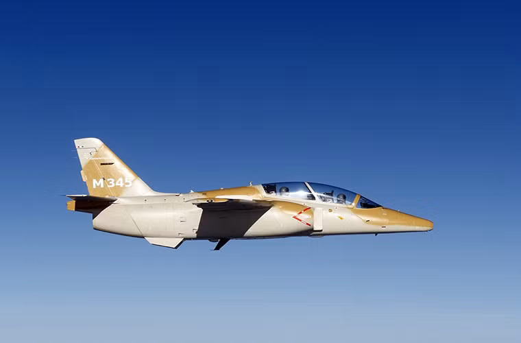 Với FJ44-4M, M-345 HET có tốc độ bay tối đa hơn 770km/h ở độ cao 6.000m hoặc tốc độ bay trung bình là 162km/h. Mức tiêu thụ nhiên liệu trung bình của mẫu máy bay huấn luyện này mỗi giờ là 380 lít và nó có thể hoạt động liên tục gần 4 tiếng đồng hồ trên không với bình nhiên liệu phụ. Nguồn ảnh: Finmeccanica.