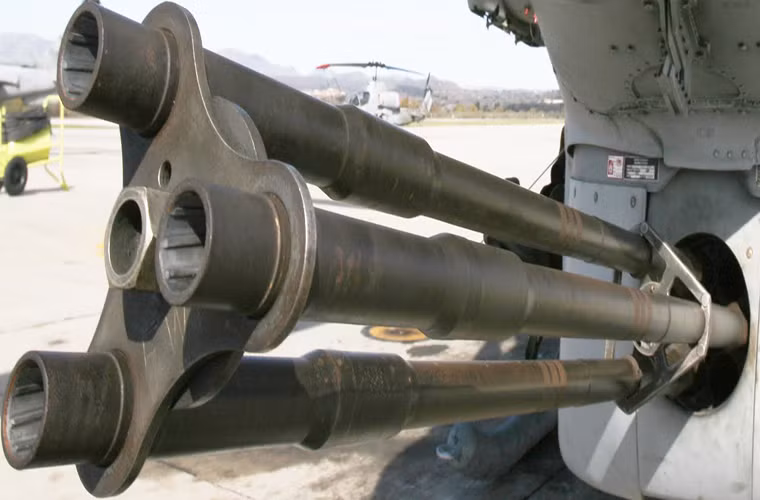 Hệ thống vũ khí trên AH-1Z về cơ bản vẫn được giữ nguyên so với AH-1W với pháo tự động ba nòng 20mm M197 cùng 750 viên đạn. Còn hệ thống tên lửa tấn công được triển khai trên 6 giá treo vũ khí được đặt ở cánh phụ. Nguồn ảnh: YouTube