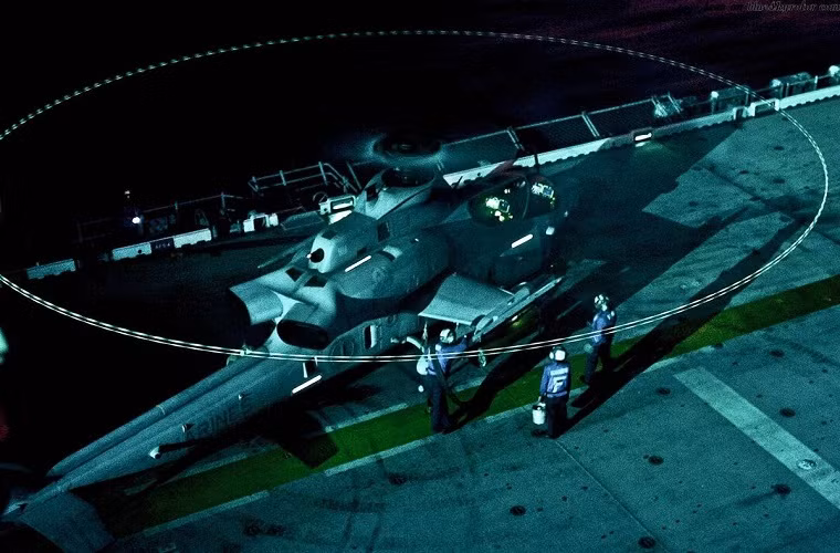 Với việc cải thiện hệ thống động cơ cùng trang thiết bị điện tử, AH-1Z có khả năng hoạt động cả ngày lẫn đêm hoặc trong điều kiện thời tiết bất lợi. Hổ trợ cho nó là hệ thống thiết bị quan sát hồng ngoại tiên tiến dành cho phi công cho phép quan sát các mục tiêu tầm xa ngay cả trong điều kiện đêm tối, hay hiện đại hơn là hệ thống kiểm soát bay tự động và hệ thống radar điều khiển hỏa lực. Nguồn ảnh: military-today