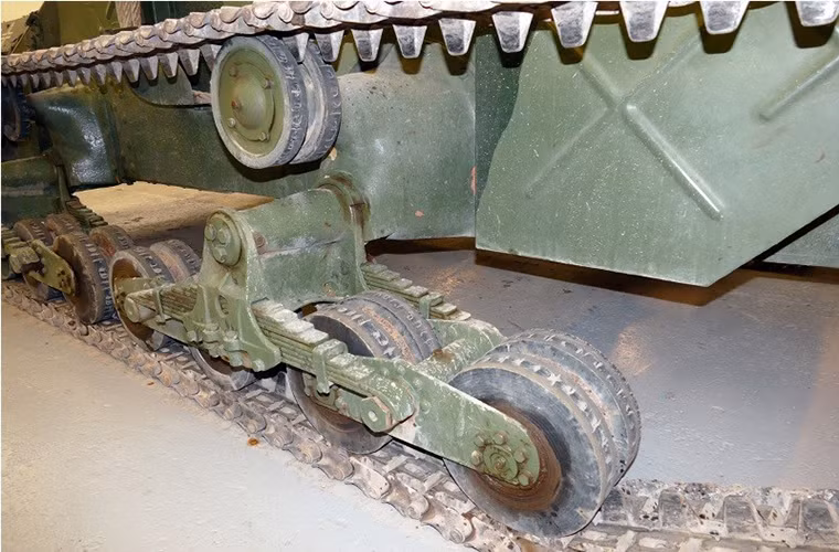 Nhưng Matilda I vẫn có một điểm yếu chí tử đó chính là hệ thống khung gầm bánh xích của nó. Với bản xích nhỏ cùng thiết kế hệ thống treo mở khiến truyền động bánh xích của Matilda I dễ dàng trở thành mục tiêu cho các loại vũ khí chống tăng hay bị vô hiệu hóa bởi các vật cản cỡ lớn. Nguồn ảnh: arms-expo.