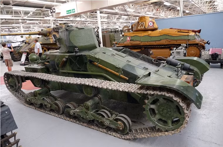 Nhìn thiết kế tổng thể của Matilda I, nó khiến ta liên tưởng đến các dòng xe tăng hạng nhẹ có từ những năm 1920 khi phần khung thân xe không được mở rộng với kíp chiến đấu giới hạn chỉ hai người một lái xe, một chỉ huy kiêm xạ thủ súng máy. Nguồn ảnh: arms-expo.