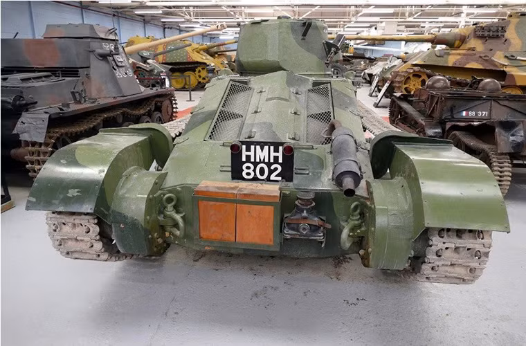 Do là một mẫu xe tăng bộ binh, Matilda I không thiên về khả năng cơ động với tốc độ di chuyển chỉ từ 8-12km/h, điều này cũng khá dễ hiểu khi chiếc xe tăng này nặng tới 11 tấn nhưng chỉ được trang bị một động cơ xăng V8 Ford Model 79 có công suất 70 mã lực. Bản thân hệ thống động cơ này cũng chiếm một phần diện tích khá lớn của Matilda I. Nguồn ảnh: arms-expo.