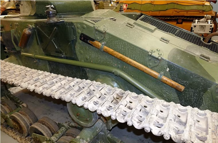 Trong ảnh là phần thân hông bên trái của Matilda I với hệ thống động cơ đặt sát ngay vị trí của chỉ huy xe và tháp pháo cách nhau qua một tấm chắn.Nguồn ảnh: arms-expo.