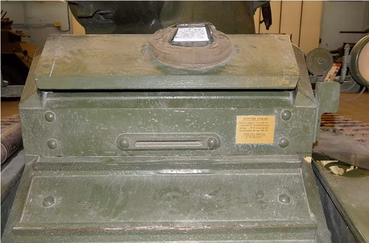 Một trong những điểm khó chịu nhất trong thiết kế của Matilda I chính là việc tháp pháo của xe nằm ngay trên cửa mở của lái xe, và khi lái xe mở cửa tháp pháo của Matilda I buộc phải quay đi hướng khác. Thiết kế khe quan sát dành cho lái xe trên Matilda I quá nhỏ để có thể nhìn được toàn bộ xung quanh cộng với đó không gian chật hẹp biến chiếc xe tăng này trở thành một chiếc hộp thực sự. Nguồn ảnh: arms-expo.