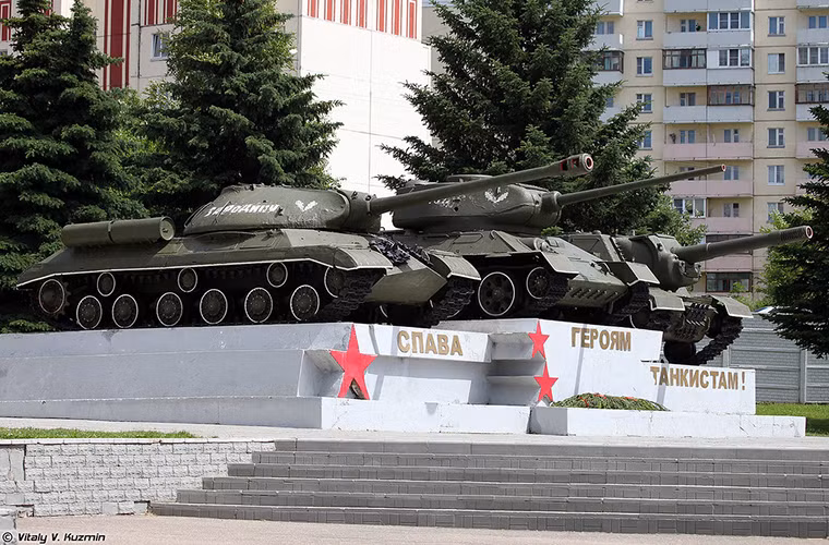 Nhân dịp kỷ niệm 75 năm thành lập, Sư đoàn bộ binh cơ giới Cận vệ số 4 Kantemirowsk một trong những lá chắn bảo vệ thủ đô Moscow, Nga kể từ năm 1942 cho tới nay đã lần đầu tiên giới thiệu các trang thiết bị quân sự mới nhất có trong biên chế của mình trong một buổi lễ long trọng diễn ra hôm 1/7 tại Naro-Fominsk. Nguồn ảnh: Vitally Kuzmin.