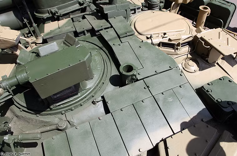 Hình ảnh một phần hệ thống giáp Kontakt-5 bên trên nóc tháp pháo của T-80UK dùng để bảo vô hiệu các tên lửa chống tăng sử dụng quỹ đạo bay “đục nóc” tấn công từ trên cao. Nguồn ảnh: Vitally Kuzmin.