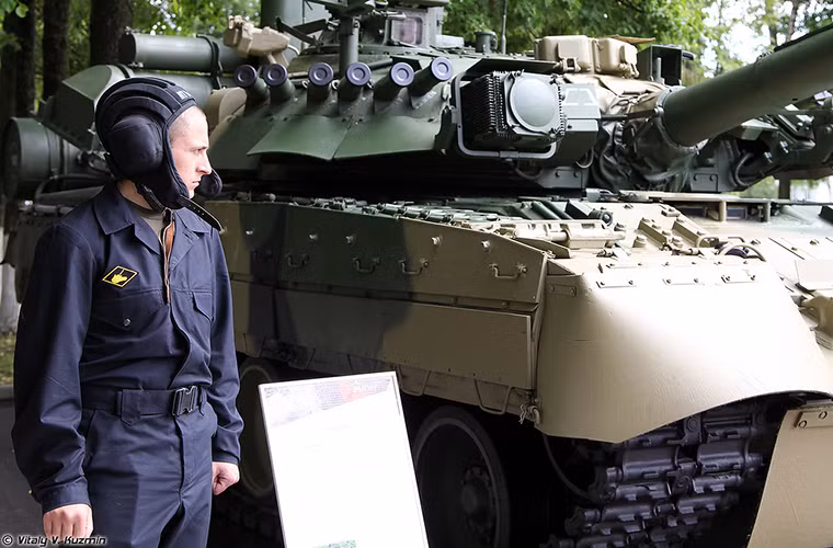 Cấu hình vũ khí cơ bản của T-80UK cũng tương tự như các biến thể T-80U khác khi nó được trang bị một pháo chính 125mm 2A46-2 có khả năng phóng tên lửa chống tăng qua nòng, đi kèm với đó là súng máy phòng không NSVT và súng máy đồng trục PKT. Nguồn ảnh: Vitally Kuzmin.