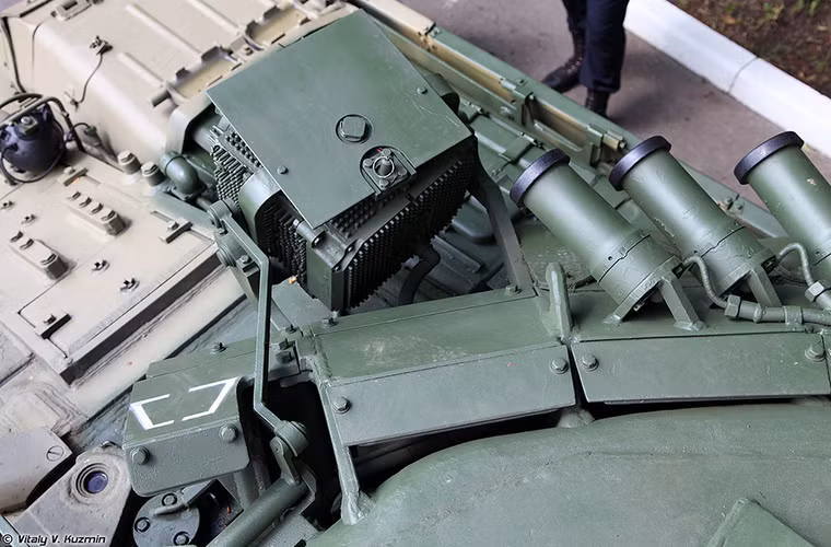 Về cơ bản Shtora là một tổ hợp gây nhiễu điện tử, khi hoạt động sẽ làm nhiễu quá trình điều khiển đường ngắm bán tự động của hệ thống dẫn đường trên các dòng tên lửa chống tăng có điều khiển hoặc làm nhiễu dầu dẫn bằng laser và thiết bị chỉ thị mục tiêu của tên lửa. Từ đó chủ động bảo vệ xe tăng trước các mối đe dọa từ bên ngoài. Nguồn ảnh: Vitally Kuzmin.