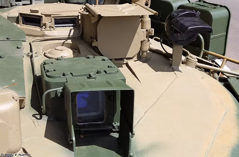 Ngoài ra với hệ thống kính ngắm đêm TO1-PO2T những chiếc T-80UK có tầm ngắm vào ban đêm lớn hơn hẳn so với T-80U với khả năng phát hiện, phân loại mục tiêu ở khoảng cách 6400/4600m vào ban đêm, trong khi đó T-80U chỉ từ 1750/1500m. Nguồn ảnh: Vitally Kuzmin.