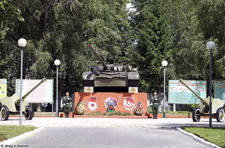 Và trong số khí tài của sư đoàn Kantemirowsk không thể không kể đến những chiếc T-80 - một trong những dòng xe tăng mạnh nhất của Quân đội Nga hiện tại. Thậm chí Kantemirowsk còn là một số ít các đơn vị bộ binh cơ giới Nga được trang bị dòng xe tăng này. Đặc biệt hơn nữa là lần đầu tiên Kantemirowsk giới thiệu công khai biến thể xe tăng T-80UK với tổ hợp gây nhiễu Shtora - thứ khí tài giúp nó có thể sánh vai với siêu tăng T-90. Nguồn ảnh: Vitally Kuzmin.