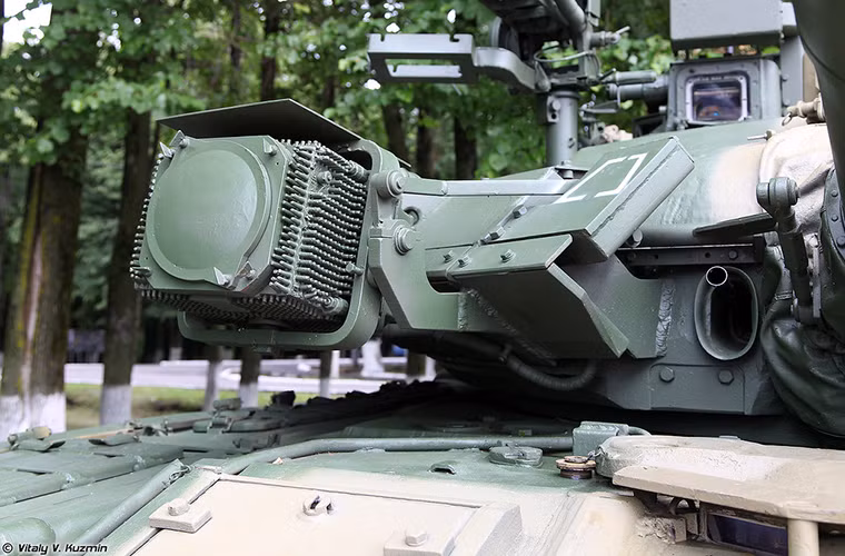 Cận cảnh đèn gây nhiễu của tổ hợp Shtora trên T-80UK, bố trí của Shtora trên T-80UK cũng tương tự như trên T-90A mẫu xe tăng đầu tiên của Nga được trang bị tổ hợp phòng vệ chủ động này. Nguồn ảnh: Vitally Kuzmin.