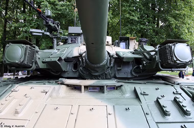 Dù được trang bị khá hạn chế và xuất hiện khá muộn, nhưng xe tăng chiến đấu chủ lực T-80UK vẫn được xem là biến thể T-80 được phát triển hoàn chỉnh nhất của Quân đội Nga khi nó khắc phục được một số nhược điểm trên ở người tiền nhiệm T-80U và T-80UD, giúp dòng xe tăng này có thể song hành cùng T-90 trên mọi chiên trường. Nguồn ảnh: Vitally Kuzmin.