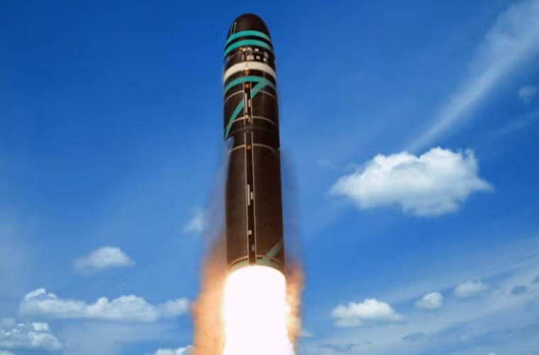 M51 SLBM là hệ thống tên lửa đạn đạo phóng từ tàu ngầm cực mạnh của Pháp với tầm bắn lên đến hơn 10.000km. Loại tên lửa này cực kỳ đáng sợ vì có khả năng xuyên phá rất mạnh. (Ảnh: Hải quân Pháp)